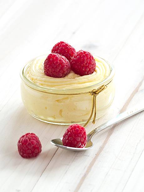 vanillequark mit himbeeren - diat fotografías e imágenes de stock