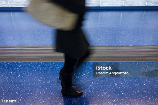 Foto de Pés Rápida Caminhada Em Azul Andar e mais fotos de stock de Adulto - Adulto, Andar, Bolsa - Objeto manufaturado