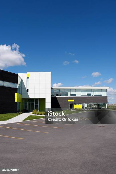 Nuevo Edificio Moderno Industriales O Comerciales Foto de stock y más banco de imágenes de Aire libre - Aire libre, Arquitectura exterior, Bloque de Oficinas