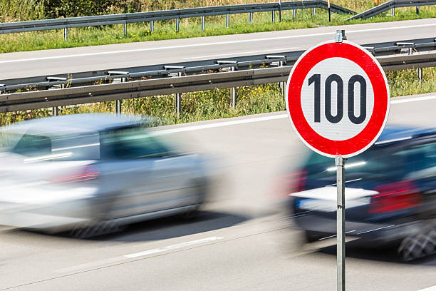 speed limit auf deutsche autobahn - geschwindigkeitsbegrenzung stock-fotos und bilder