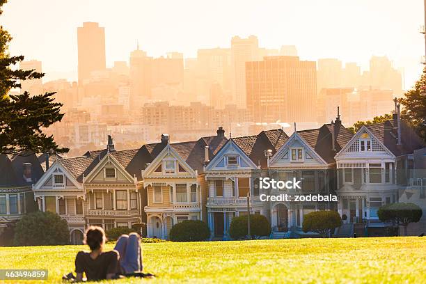 Hombre Disfrutando De La Vista De La Ciudad De San Francisco En Alamo Plaza En El Crepúsculo Foto de stock y más banco de imágenes de Verano