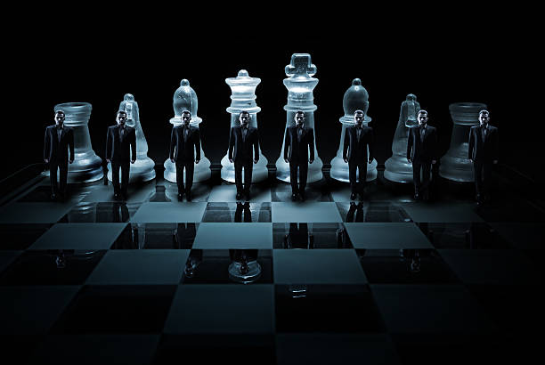 istock Glass chess board - Businessman peasants site 463496365