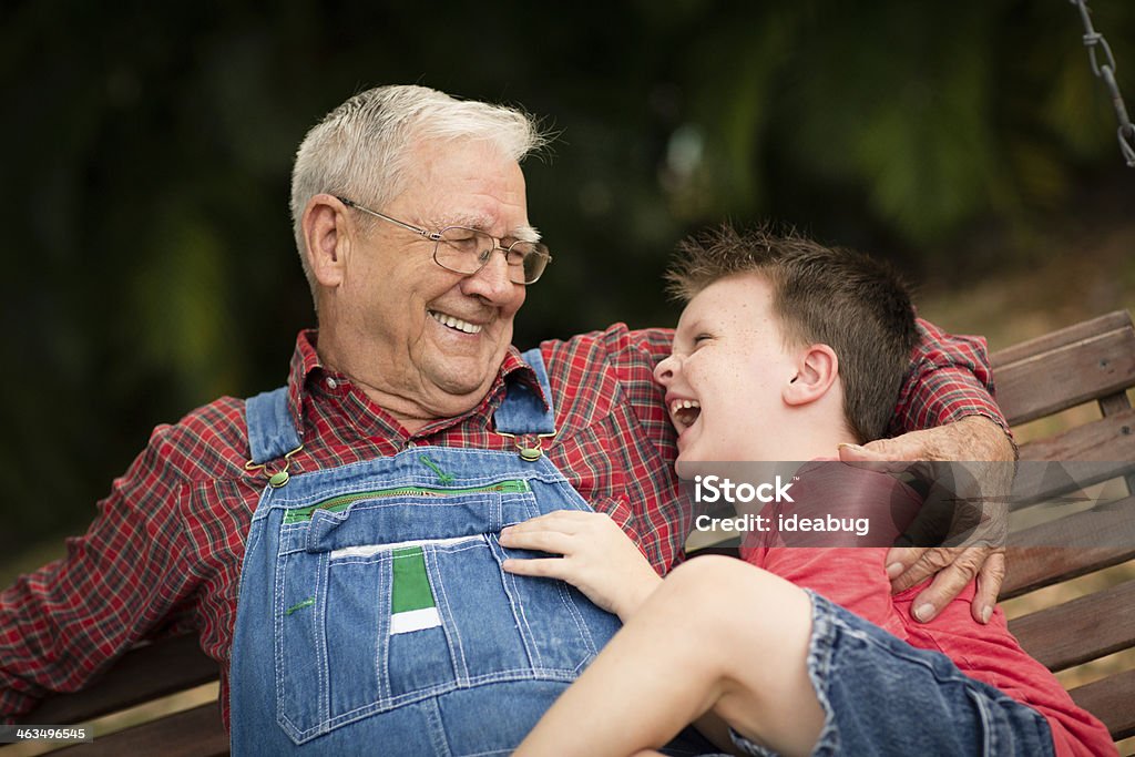 Jovem rapaz rir com as suas Bisavô - Royalty-free 6-7 Anos Foto de stock