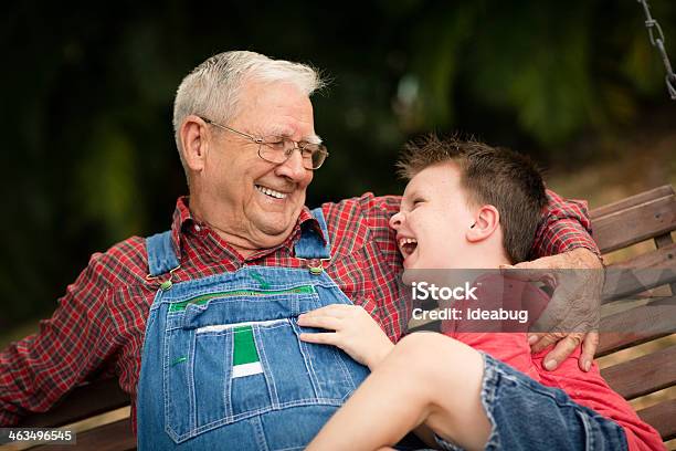 Foto de Garoto Sorrindo Com O Great Grandfather e mais fotos de stock de 6-7 Anos - 6-7 Anos, 70 anos, Adulto