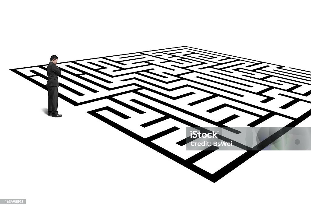 Uomo d'affari in piedi davanti al labirinto isolato - Foto stock royalty-free di Adulto