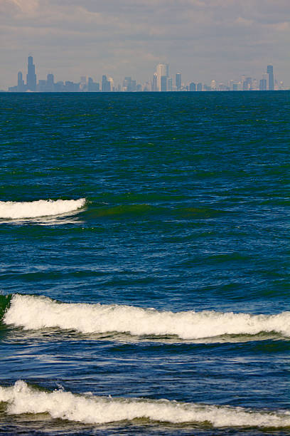 отдаленный вид на центр чикаго - chicago lake michigan skyline indiana стоковые фото и изображения