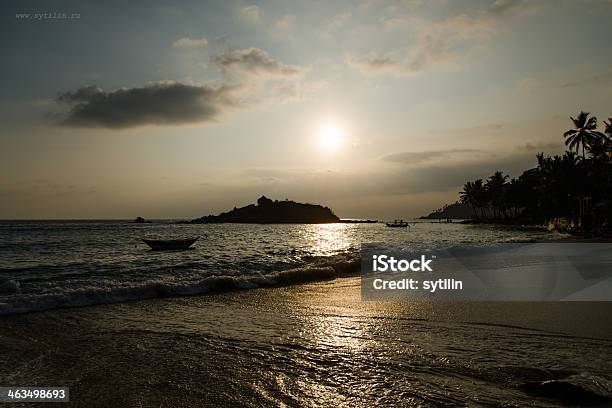 Mar Al Atardecer Foto de stock y más banco de imágenes de Agua - Agua, Aire libre, Arena