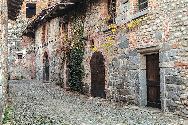 Ricetto di Candelo: antigua calle en el pueblo medieval. - foto de stock