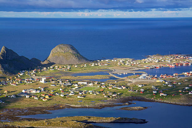 cidade de pesca norueguesa - vaeroy imagens e fotografias de stock