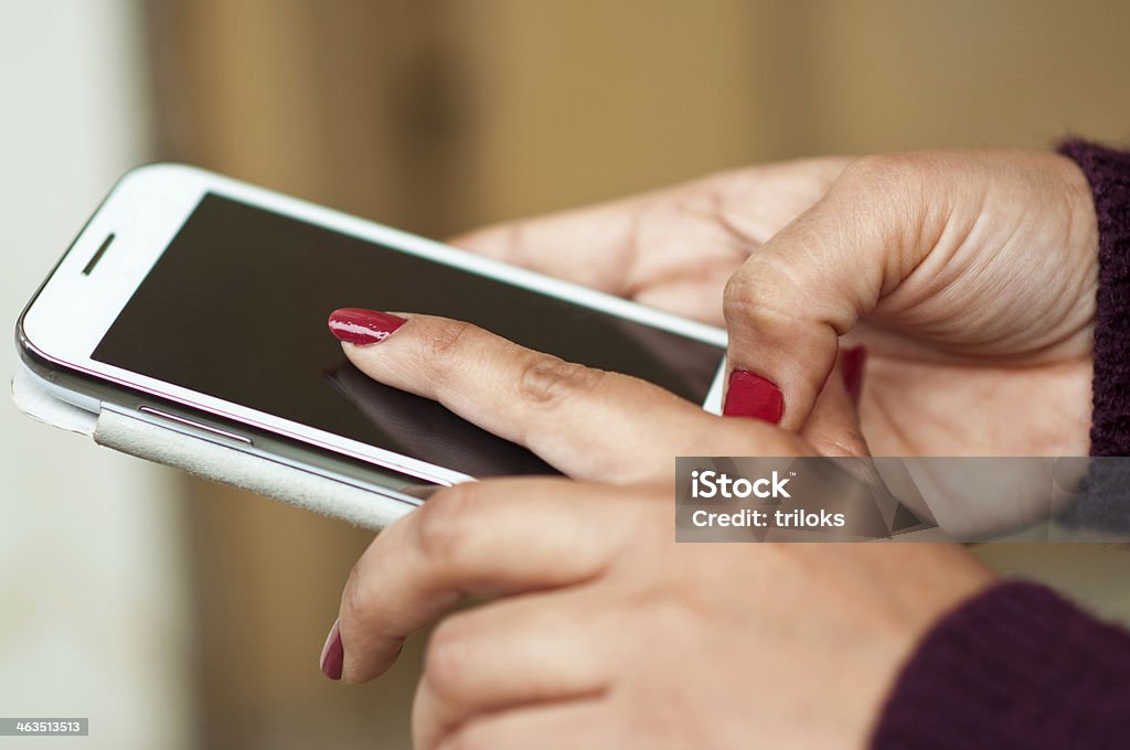 Donna d'affari toccare smart phone - Foto stock royalty-free di Adulto