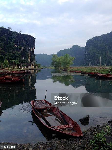 旅行 Ninhbinh タウンの北ベトナム - アジア大陸のストックフォトや画像を多数ご用意 - アジア大陸, カヌー, セーリング