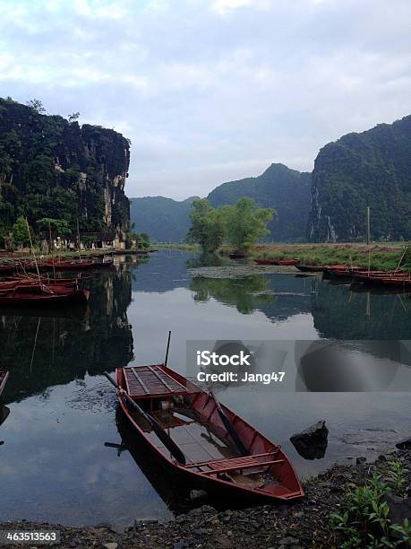 Foto de Viajar Para Ninhbinh Cidade No Norte Vietnã e mais fotos de stock de Aventura - Aventura, Calcário, Canoa