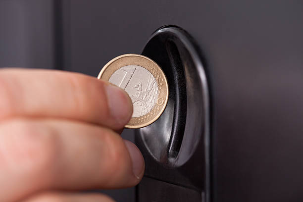 человеческая рука вкладывание монета - vending machine coin machine coin operated стоковые фото и изображения