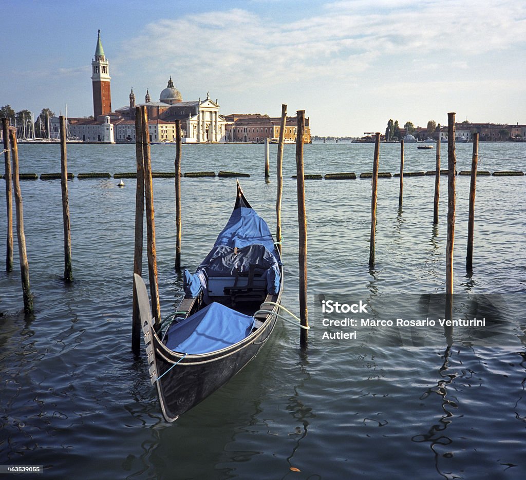 Jeden gondola naprzeciwko San Giorgio Maggiore - Zbiór zdjęć royalty-free (2010-2019)