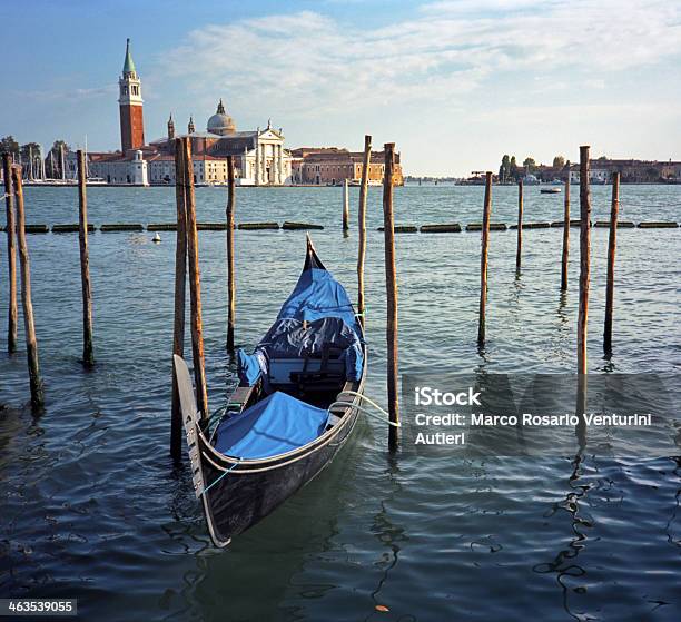 Jeden Gondola Naprzeciwko San Giorgio Maggiore - zdjęcia stockowe i więcej obrazów 2010-2019 - 2010-2019, Architektura, Bez ludzi