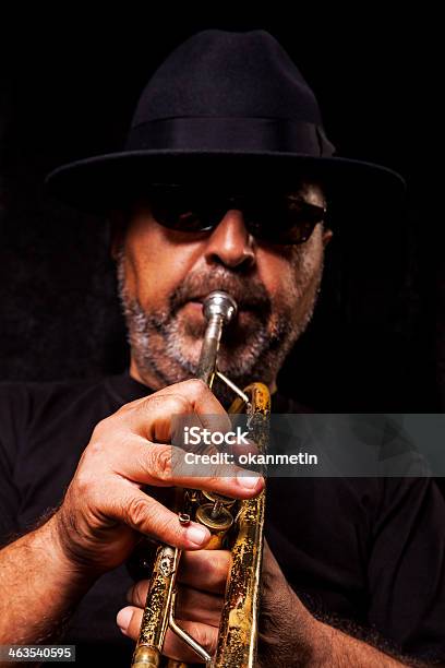 Trumpeter Człowiek - zdjęcia stockowe i więcej obrazów 50-59 lat - 50-59 lat, Broda, Czarne tło