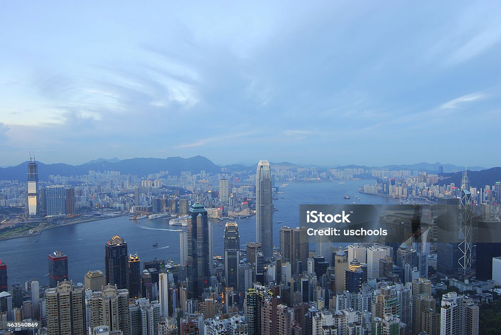 Hong Kong Skyline et Victoria Harbour au crépuscule - Photo de Admiralty District libre de droits