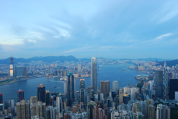 skyline di hong kong e victoria harbour all'imbrunire - admiralty bay foto e immagini stock