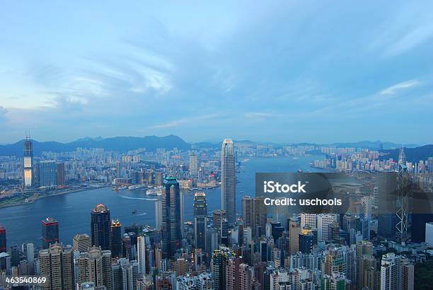 Foto de Horizonte De Hong Kong E Victoria Harbor Ao Anoitecer e mais fotos de stock de Arquitetura