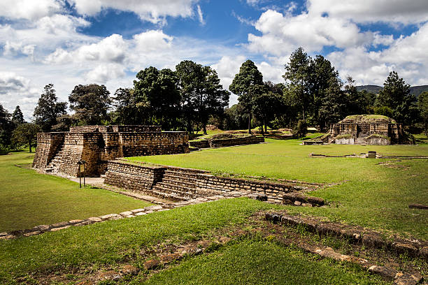 ruinas iximche - iximche fotografías e imágenes de stock