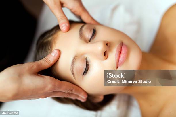 Massage Für Damen Stockfoto und mehr Bilder von Massieren - Massieren, Schwedische Kultur, Shiatsu