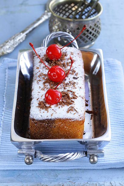 bizcochuelo con azúcar en polvo y bayas - pound cake fruitcake cake loaf of bread fotografías e imágenes de stock