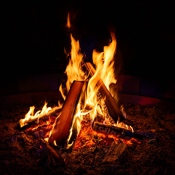 - camp fire - warming up fotos stock-fotos und bilder