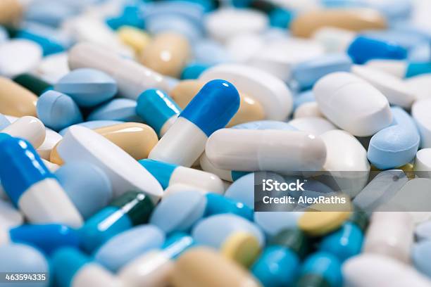 Foto de Remédios Pílulas e mais fotos de stock de Remédio - Remédio, Comprimido, Cápsula