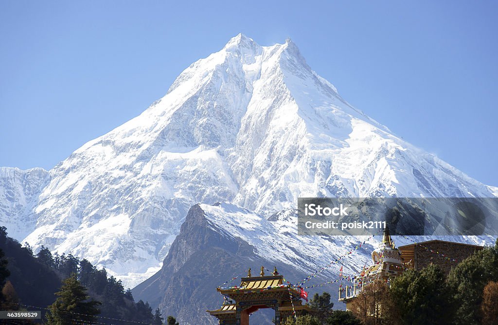Pico de neve e o de Mosteiro no seu plano - Royalty-free Alto - Descrição Física Foto de stock