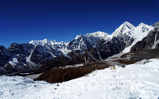 in altezza, vista dal pass larkya la, himalaya, nepal - screes foto e immagini stock