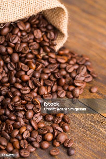 Saco De Grãos De Café - Fotografias de stock e mais imagens de Grão de café tostado - Grão de café tostado, Serapilheira, Acabado