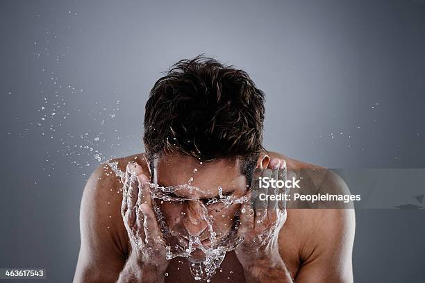 Nur Ein Spritzer Wasser Am Morgen Stockfoto und mehr Bilder von Gesicht waschen - Gesicht waschen, Männer, Nur Männer