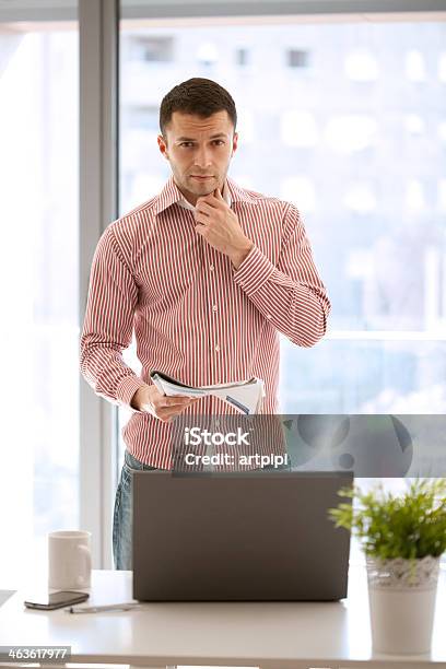 Uomo Daffari Lavorando Con Computer Portatile - Fotografie stock e altre immagini di Abbigliamento da lavoro - Abbigliamento da lavoro, Adulto, Affari