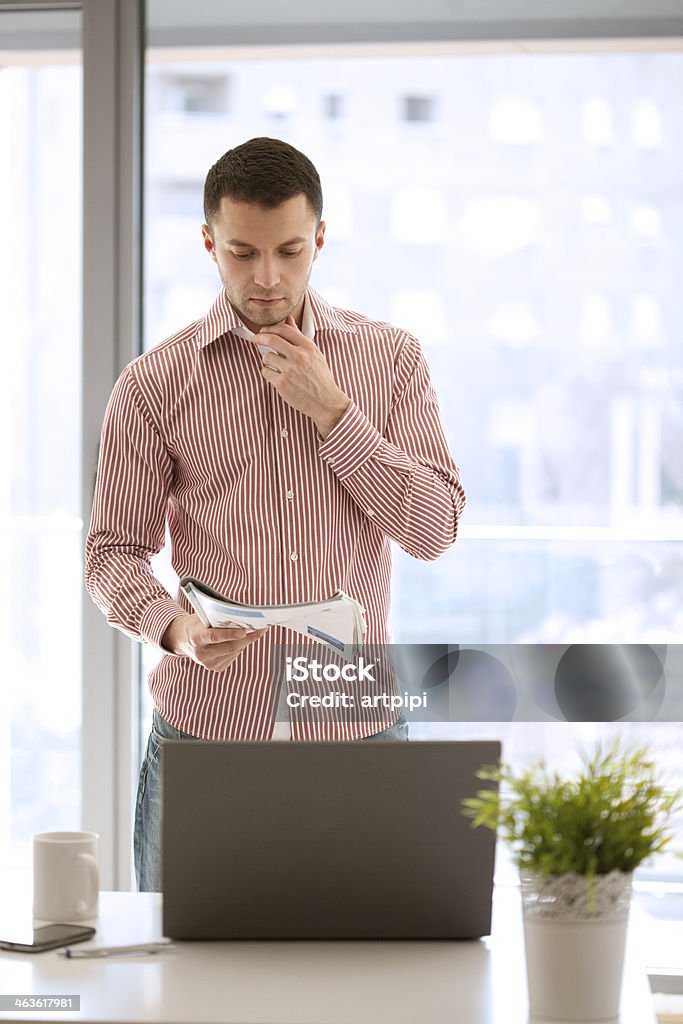 Uomo d'affari, lavorando con computer portatile - Foto stock royalty-free di Abbigliamento da lavoro