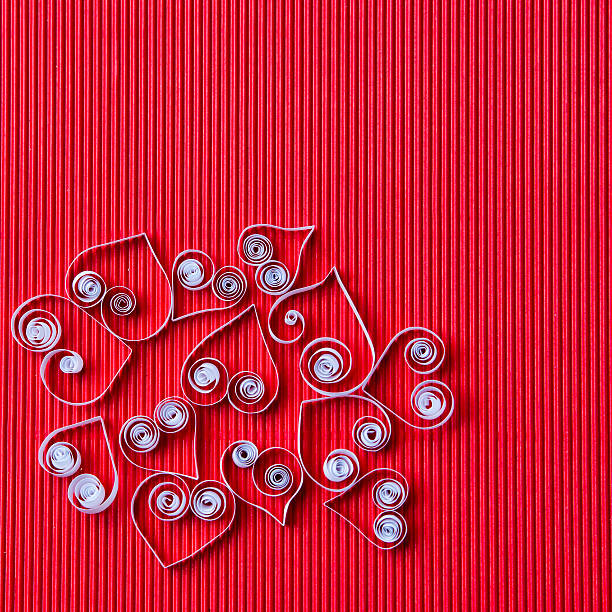 coeur de papier quilling pour la saint-valentin - valentines day origami romance love photos et images de collection