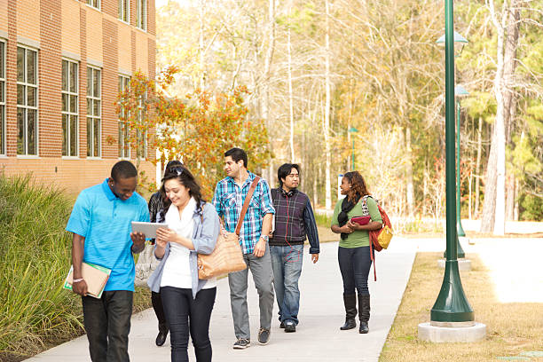 bildung: multi-ethnischen gruppe von studenten, die zu fuß klasse. - computer student mixed race person multi ethnic group stock-fotos und bilder