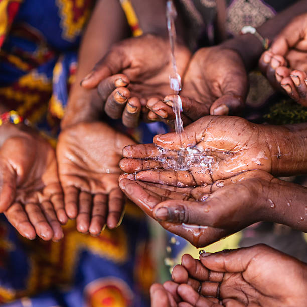 руки бедных-обращаться к питьевой воде, африка - somalian culture стоковые фото и изображения