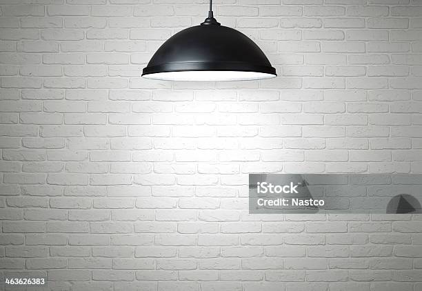 Sfondo Di Muro Di Mattoni - Fotografie stock e altre immagini di Lampada elettrica - Lampada elettrica, Muro di recinzione, Attrezzatura per illuminazione