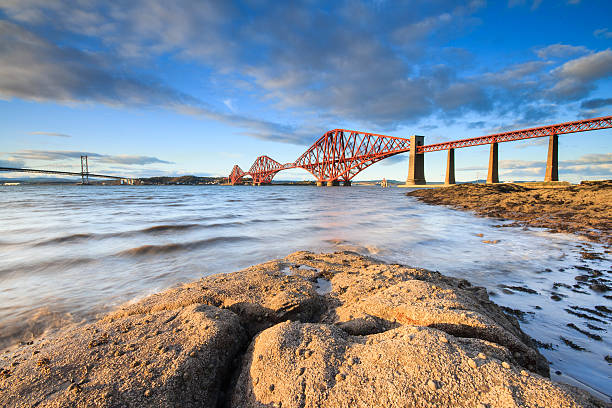 atardecer en el puente forth road, south queensferry carril - barra escocia fotografías e imágenes de stock