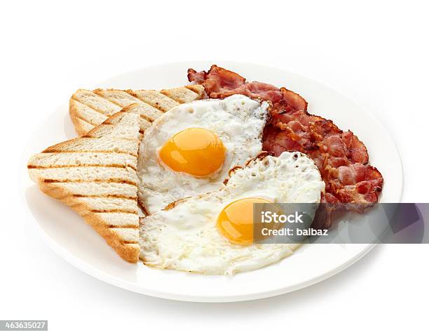 Desayuno Con Huevos Fritos Tocino Y Toasts Foto de stock y más banco de imágenes de Desayuno - Desayuno, Huevo - Comida básica, Tocino ahumado