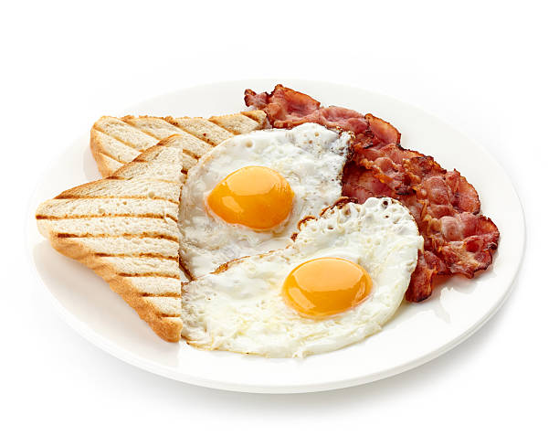 조식, 달걀 프라이, 베이컨, toasts - bread isolated white portion 뉴스 사진 이미지
