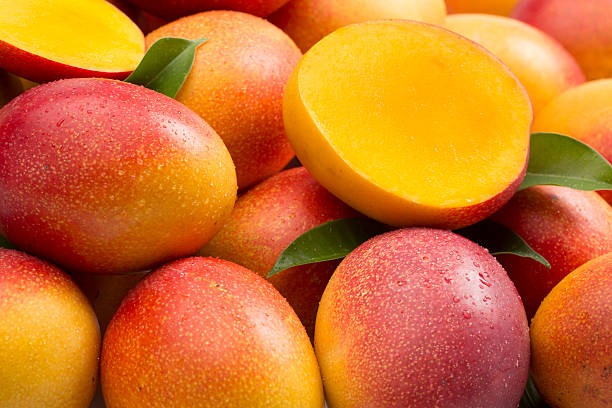 mangoes composition - mangue photos et images de collection