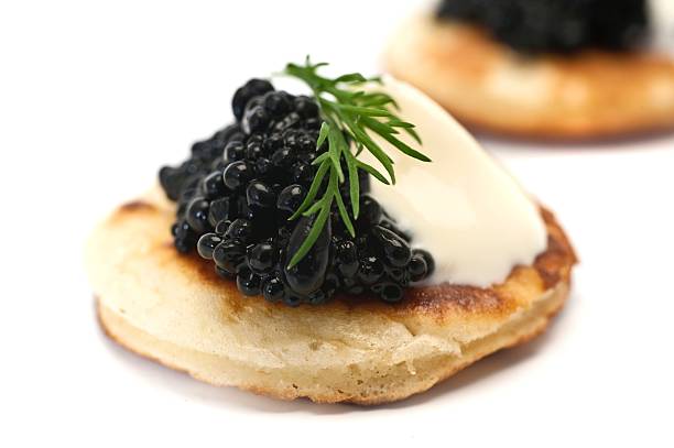 blinis com caviar - pancake blini russian cuisine french cuisine - fotografias e filmes do acervo