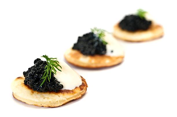 blinis com caviar - appetizer caviar gourmet blini - fotografias e filmes do acervo