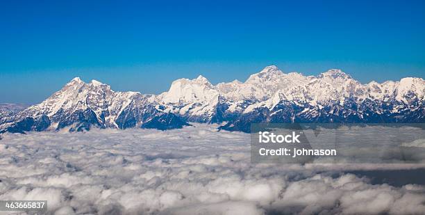 Montaña Foto de stock y más banco de imágenes de Cielo - Cielo, Colores, Fotografía - Imágenes