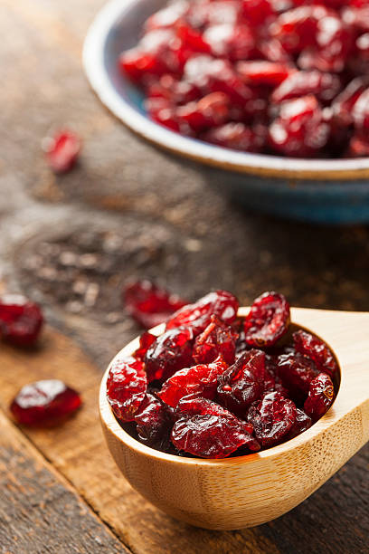 orgánicos rojo cranberries seca - dried cranberry fotografías e imágenes de stock