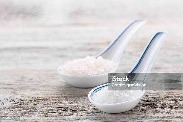 Salt - Fotografie stock e altre immagini di Bianco - Bianco, Ceramica, Composizione orizzontale