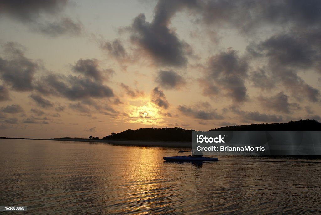 Kayak sull'oceano durante l'alba - Foto stock royalty-free di Ambientazione esterna