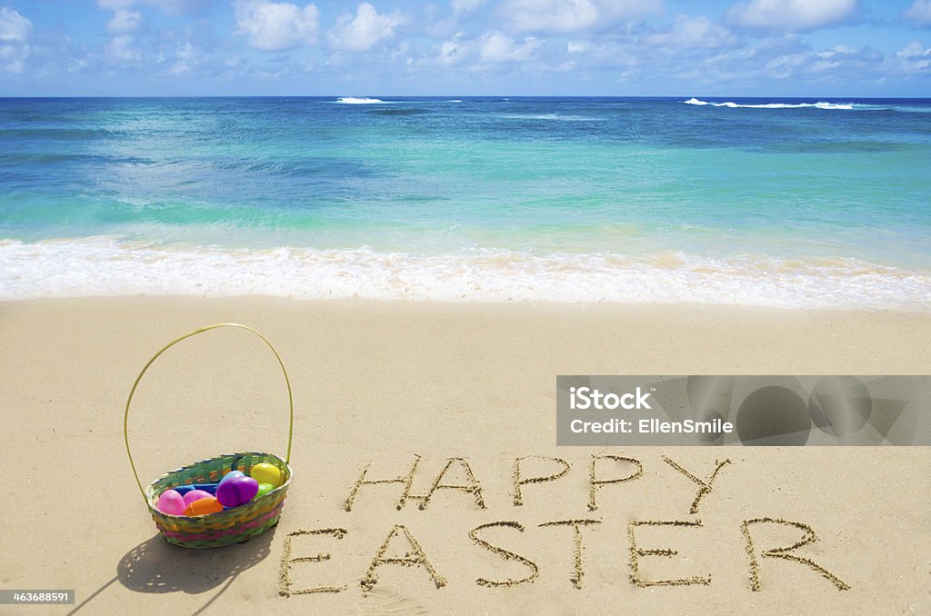 Sign "Frohe Ostern" mit Korb am Strand - Lizenzfrei Alphabet Stock-Foto