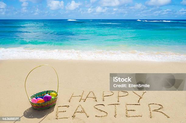 Sign Frohe Ostern Mit Korb Am Strand Stockfoto und mehr Bilder von Alphabet - Alphabet, Beige, Blau